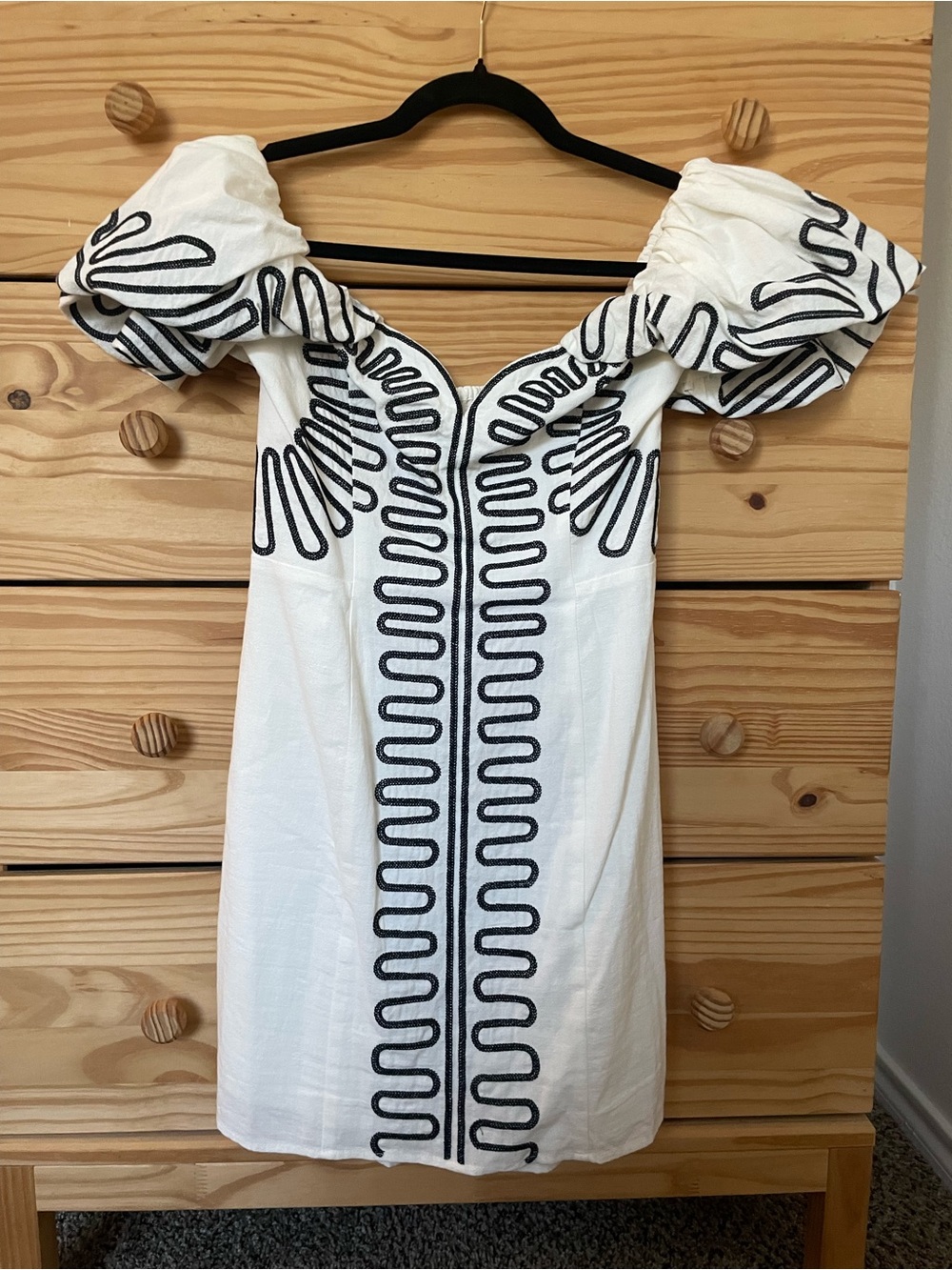 H&M White Off-Shoulder Embroidered Shift Dress